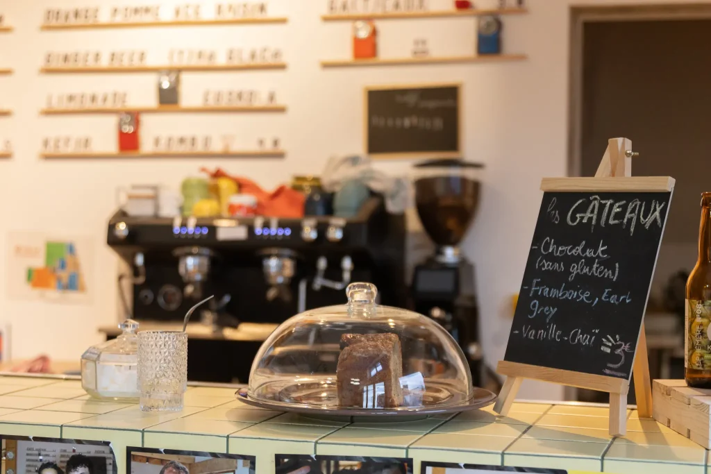 Comptoir d’un café convivial proposant expresso, pâtisseries, boissons artisanales et plat du jour