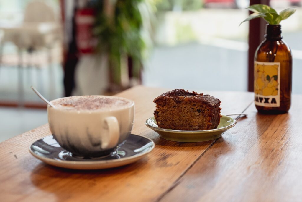 Dans un café à Anglet, une tasse de café et une part de gâteau.